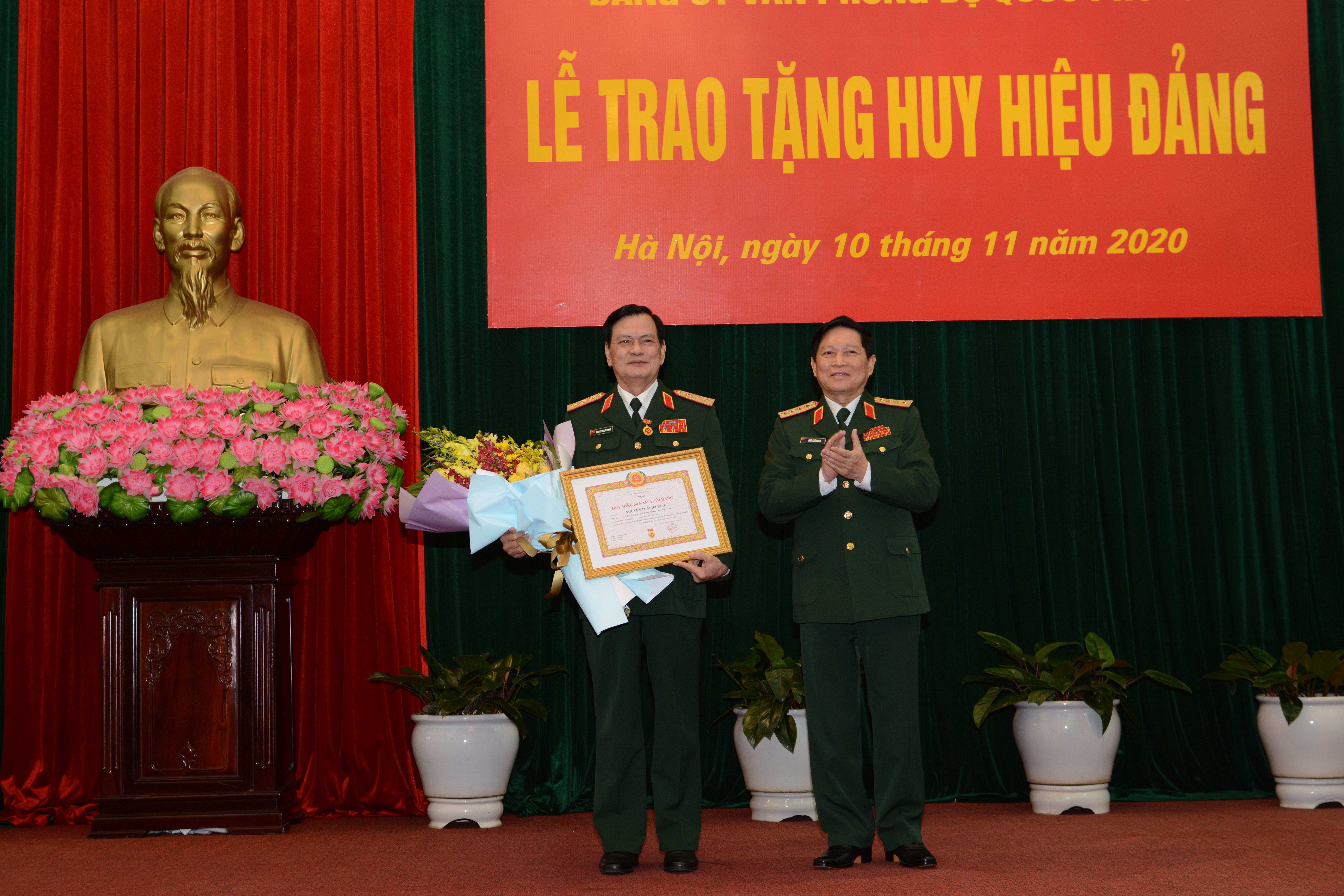 Trao Huy hiệu 50 năm tuổi Đảng tặng Thượng tướng Nguyễn Thành Cung